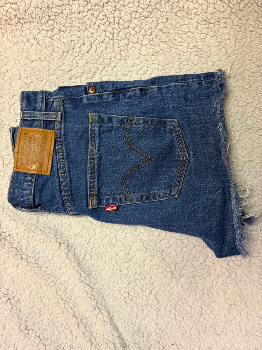 Levi’s High Rise Ribcage Shorts - Picture 2 of 2